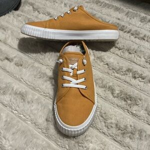 Women’s 8.5 Timberland slip on canvas tennis shoe.